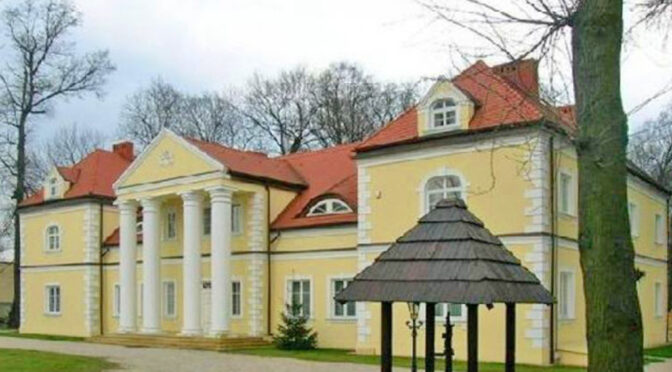 frontowa elewacja luksusowego pałacu na sprzedaż Śląskie