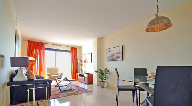imponujący pokój dzienny w luksusowym apartamencie na sprzedaż Hiszpania (Cadiz, San Roque)