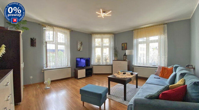 słoneczne i przestronne wnętrze pokoju gościnnego w ekskluzywnym apartamencie na sprzedaż Katowice