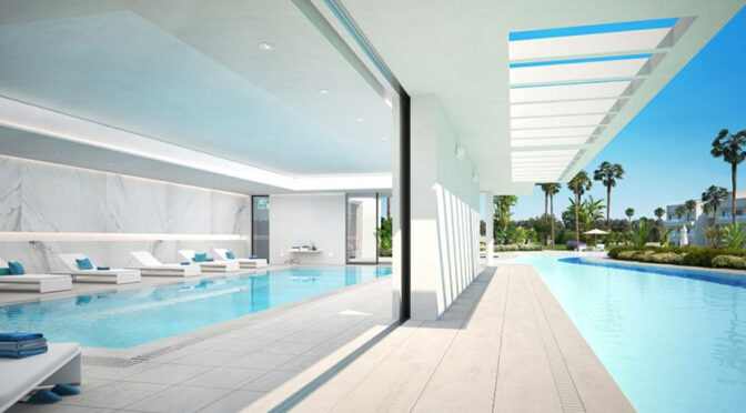 salon, taras oraz basen przy ekskluzywnym apartamencie do sprzedaży Hiszpania (Estepona, Costa Del Sol)