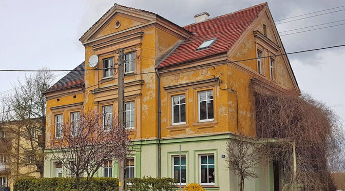 widok od strony ulicy na ekskluzywną rezydencję na sprzedaż Żagań (okolice)