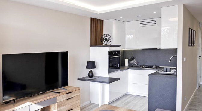 komfortowy salon oraz funkcjonalna kuchnia w ekskluzywnym apartamencie do wynajmu Katowice