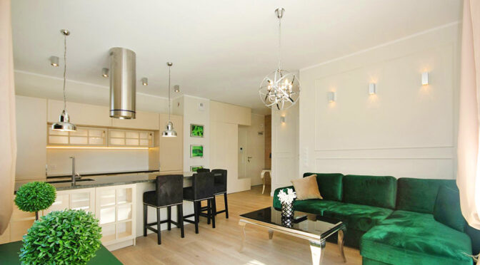 zielone akcenty w białym wnętrzu luksusowego apartamentu na wynajem Szczecin
