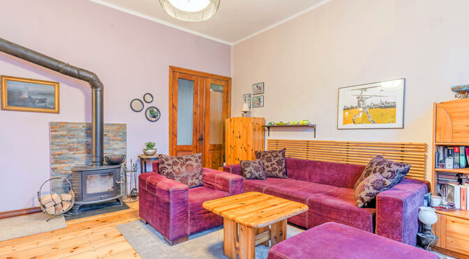 odważna kolorystyka wnętrza salonu w ekskluzywnym apartamencie do sprzedaży Gdańsk