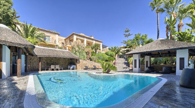 widok od strony basenu na luksusową rezydencję na sprzedaż Hiszpania (Costa Del Sol Marbella)