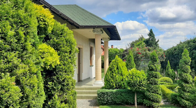 przepiękny, zielony ogród wokół ekskluzywnej rezydencji na sprzedaż Legnica (okolice)