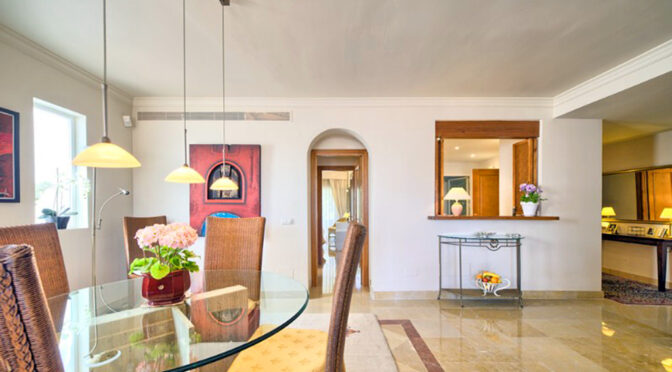 zaprojektowane w śródziemnomorskim stylu wnętrze salonu ekskluzywnego apartamentu na sprzedaż Hiszpania (Costa Del Sol, Marbella)