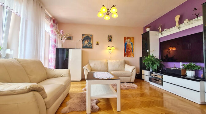 odważna kolorystyka salonu w ekskluzywnym apartamencie na sprzedaż Wieluń