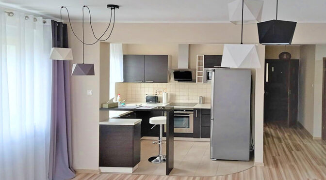 widok z salonu na kuchnię ekskluzywnego apartamentu na sprzedaż Gdańsk (okolice)