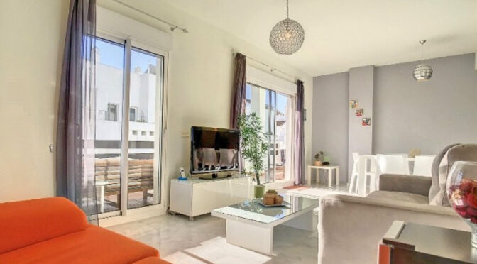 słoneczny pokój dzienny w ekskluzywnym apartamencie na sprzedaż Hiszpania (Estepona)
