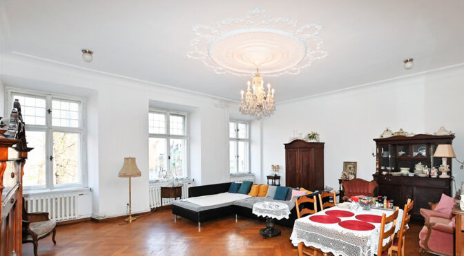 stylowe i wytworne wnętrze salonu w ekskluzywnym apartamencie na sprzedaż Wałbrzych (okolice)