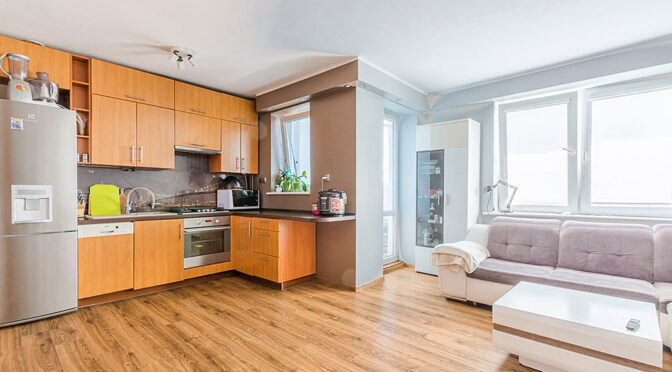 widok na salon i aneks kuchenny w luksusowym apartamencie do sprzedaży Gdańsk