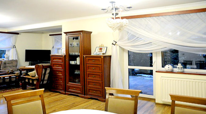 komfortowy salon w ekskluzywnej rezydencji do sprzedaży w okolicach Chrzanowa