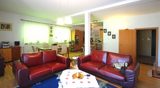 przestronne wnętrze z salonem w ekskluzywnej rezydencji do sprzedaży Szczecin (okolice)
