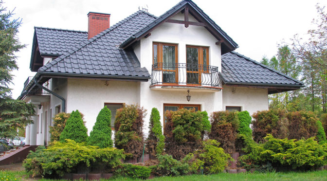 widok od strony ogrodu na ekskluzywną rezydencję do sprzedaży Toruń (okolice)