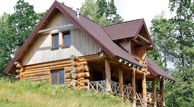widok od strony działki na ekskluzywną rezydencję do sprzedaży Mazury