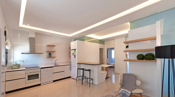 zaprojektowana w nowoczesnym designie kuchnia w ekskluzywnym apartamencie na sprzedaż La Zeni (Hiszpania)
