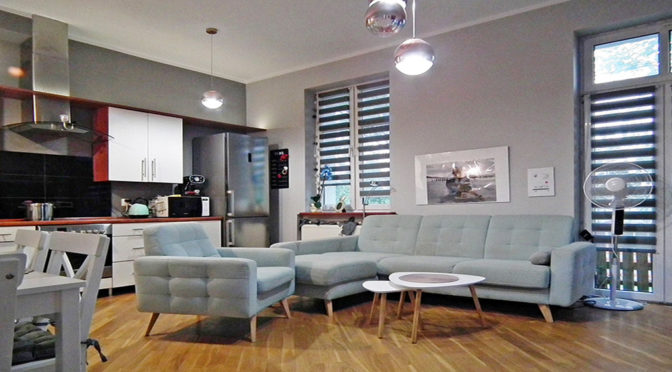 kameralne i eleganckie wnętrze salonu w ekskluzywnym apartamencie do sprzedaży Legnica