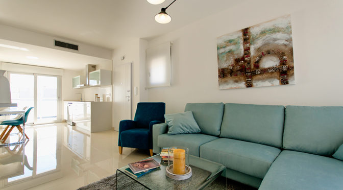 wygodny i komfortowy salon w ekskluzywnym apartamencie na sprzedaż Torreviej (Hiszpania)