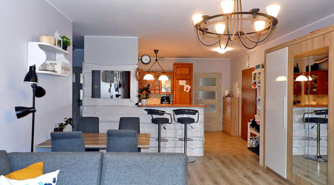 widok z salonu na aneks kuchenny w ekskluzywnym apartamencie do sprzedaży Gdańsk (okolice)