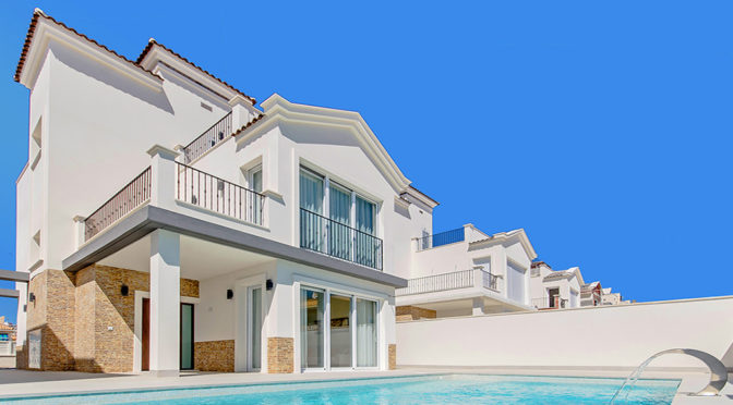 nowoczesna bryła luksusowej rezydencji nad basenem na sprzedaż Torreviej (Hiszpania)