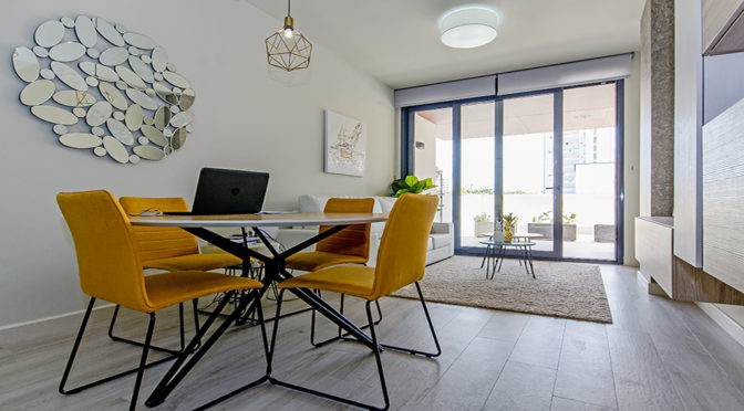 zaprojektowane w minimalistycznym stylu wnętrze luksusowego apartamentu na sprzedaż Guardamar De Segur (Hiszpania)