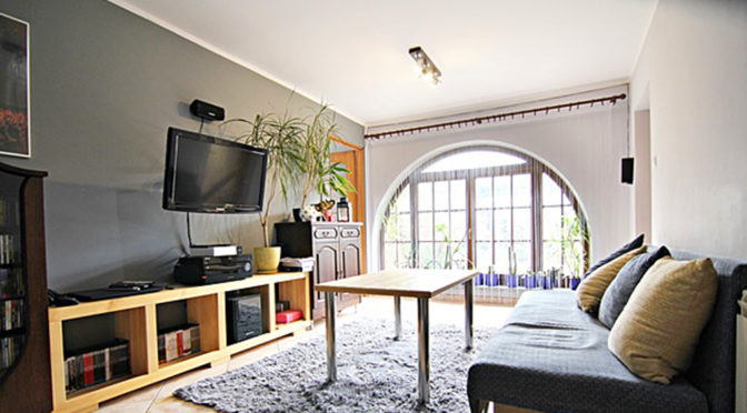 słoneczne wnętrze ekskluzywnego salonu w luksusowej rezydencji na sprzedaż Wieluń (okolice)