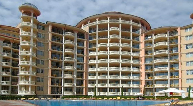 widok od strony basenu na ekskluzywny apartamentowiec, w którym znajduje się oferowany na sprzedaż luksusowy apartament Bułgaria (Elenite)