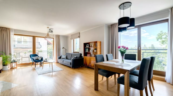 komfortowy salon w luksusowym apartamencie na sprzedaż Gdynia