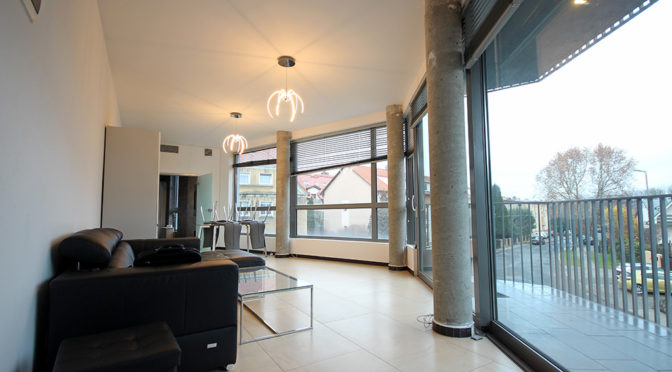 słoneczne i przestronne wnętrze salonu w ekskluzywnym apartamencie na wynajem Szczecin