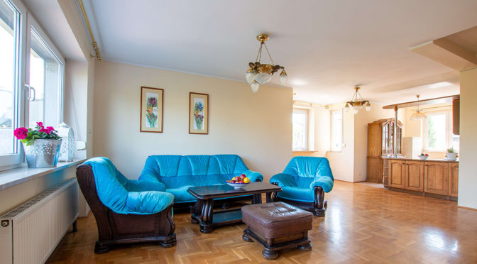 komfortowy salon w stylu klasycznym w ekskluzywnej rezydencji na wynajem Poznań
