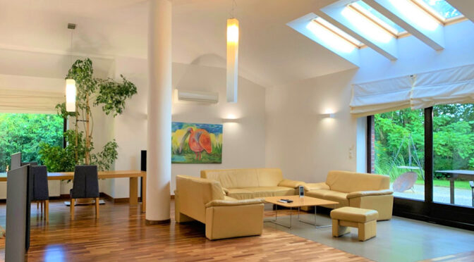 po lewej salon, po prawej taras przy luksusowej rezydencji na sprzedaż Wrocław (okolice)