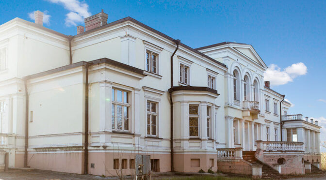 imponująca bryła ekskluzywnego pałacu na sprzedaż Wielkopolska
