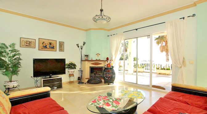 kameralny salon z kominkiem w ekskluzywnej rezydencji na sprzedaż Hiszpania (Costa Del Sol, Benalmadena, Fuengirola)