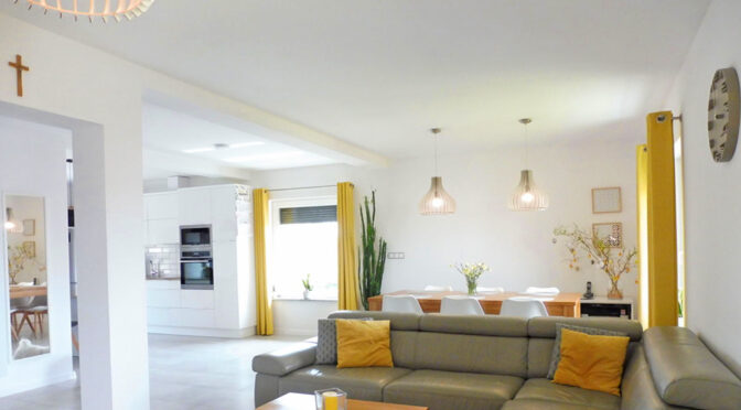stylowy salon w ekskluzywnej rezydencji do sprzedaży Mazury