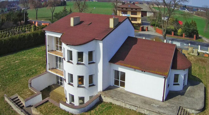 zdjęcie wykonano z lecącego wysoko drona nad ekskluzywną rezydencją do sprzedaży Piotrków Trybunalski (okolice)