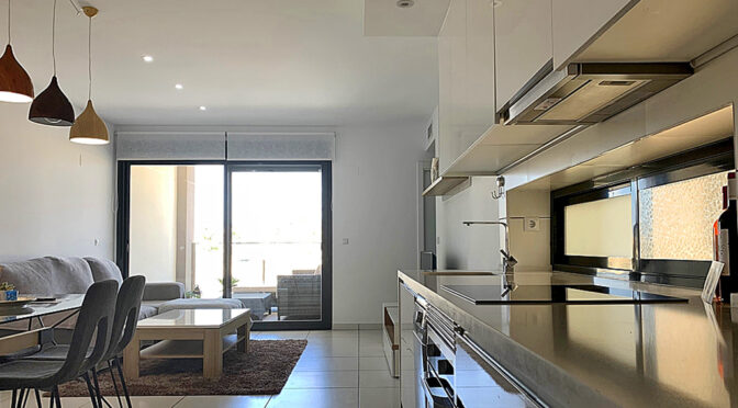 widok z kuchni na salon w ekskluzywnym apartamencie do sprzedaży Hiszpania (Villamartin, Alicante)