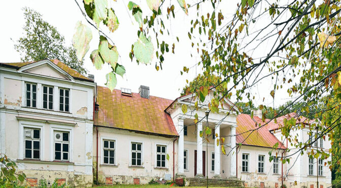frontowa elewacja luksusowego pałacu do sprzedaży w województwie lubelskim