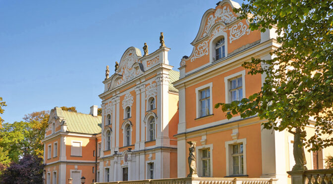 reprezentacyjna frontowa fasada ekskluzywnego pałacu na sprzedaż Poznań
