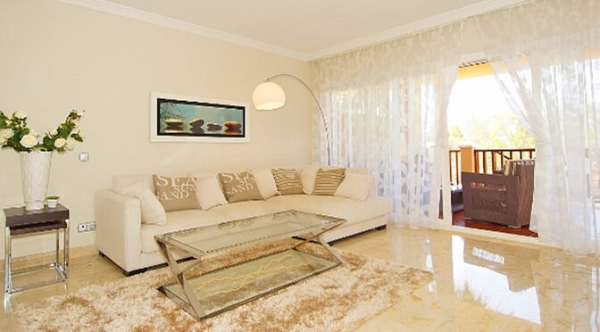 jasny i widny pokój dzienny w ekskluzywnym apartamencie na sprzedaż Hiszpania (Costa del Sol, Malaga)