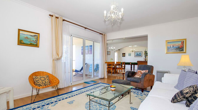 pokój dzienny w śródziemnomorskim stylu w ekskluzywnym apartamencie do sprzedaży Portugalia (Madera, Caniço)