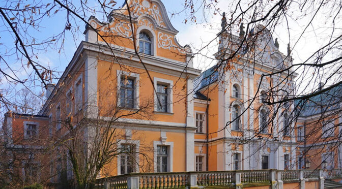 imponująca bryła luksusowego pałacu do sprzedaży Poznań (okolice)