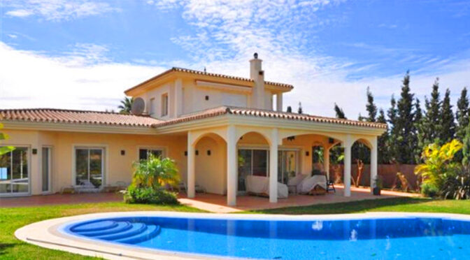 prywatny basen przed luksusową rezydencją na sprzedaż Costa Del Sol, Marbella (Hiszpania)
