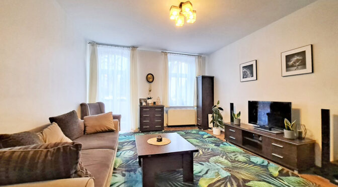 przestronny salon w ekskluzywnym apartamencie na sprzedaż Legnica