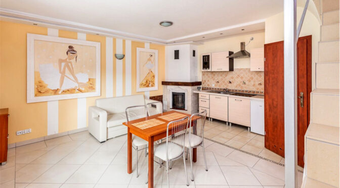 widok z salonu na kuchnię w ekskluzywnym apartamencie do sprzedaży nad morzem