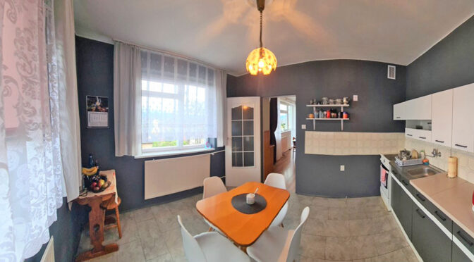 widok z salonu na kuchnię w ekskluzywnej rezydencji na sprzedaż Bielsko-Biała (okolice)