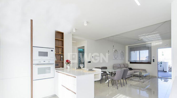 widok z salonu na aneks kuchenny w ekskluzywnym apartamencie do sprzedaży Hiszpania (Torreviej)