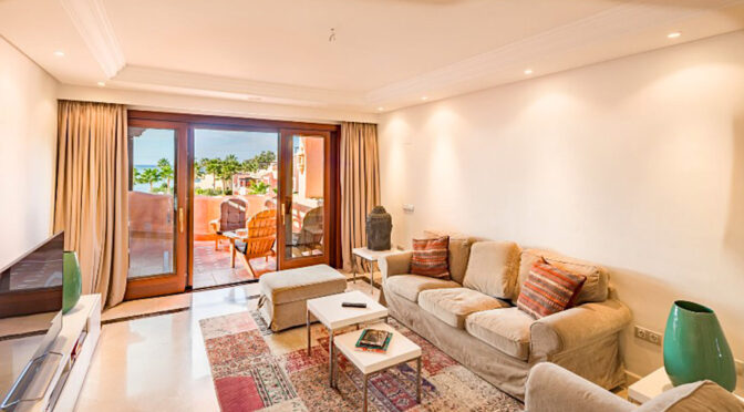 słoneczny pokój dzienny w luksusowym apartamencie do sprzedaży Hiszpanii (Costa Del Sol, Malaga)