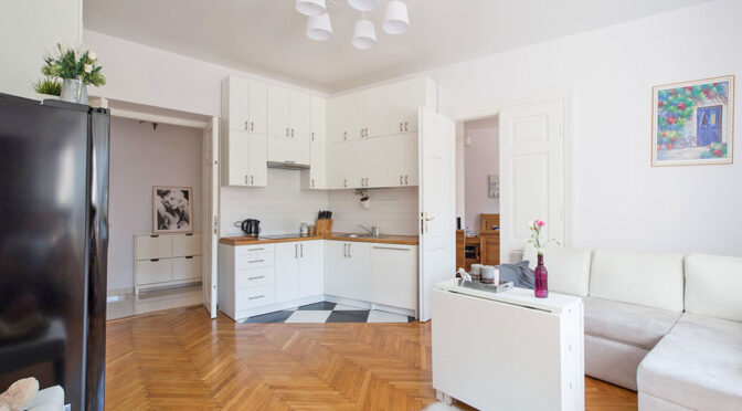 widok z salonu na aneks kuchenny w luksusowym apartamencie na sprzedaż Radomsko