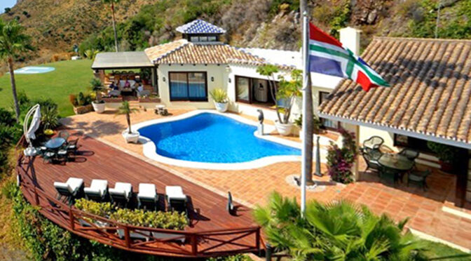 widok z lotu ptaka na ekskluzywną rezydencję do sprzedaży z basenem Hiszpania (Costa Del Sol Marbella)